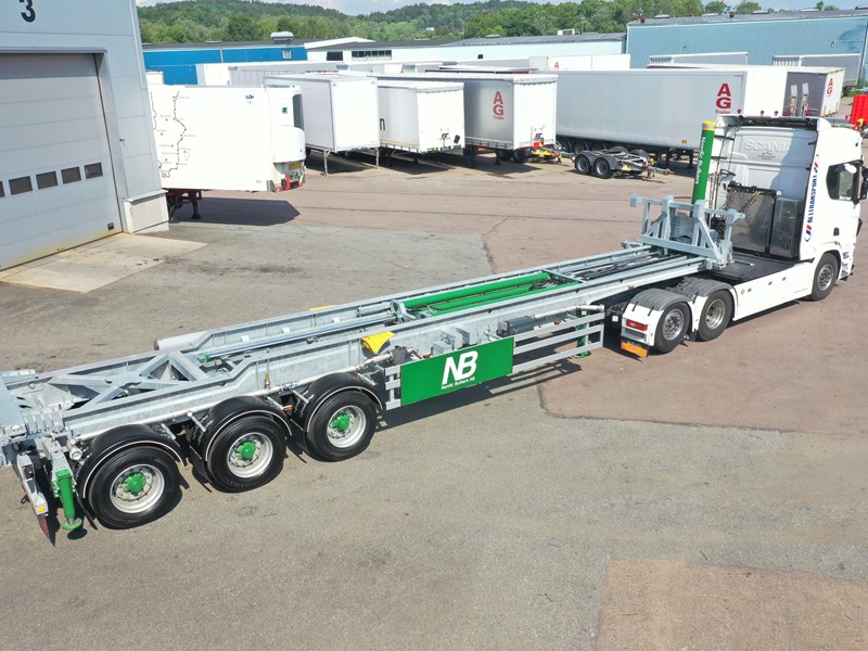 Galvaniserad containertipp med gröna detaljer 