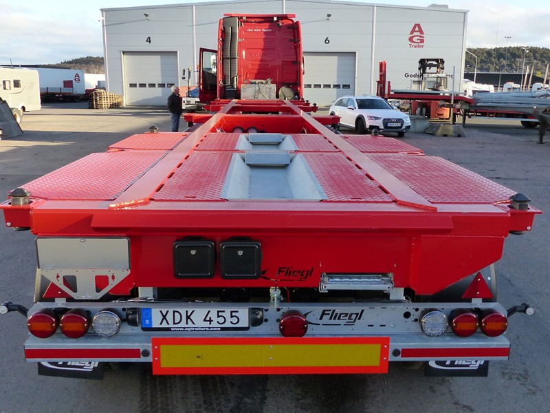 Containerchassi med spillkar och slangrör lackat bakifrån