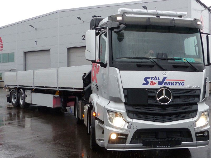 Flakcity med lämmar kopplad på bil framifrån