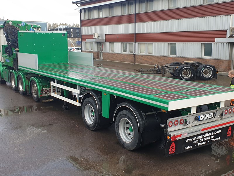 Leverans 2axlad flakcitytrailer i kort utförande kopplat till kranbil