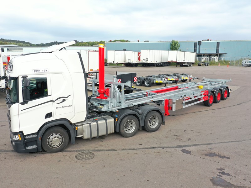 Containertipp trailer for 20, 30 och 40 fot kopplad till vit dragbil