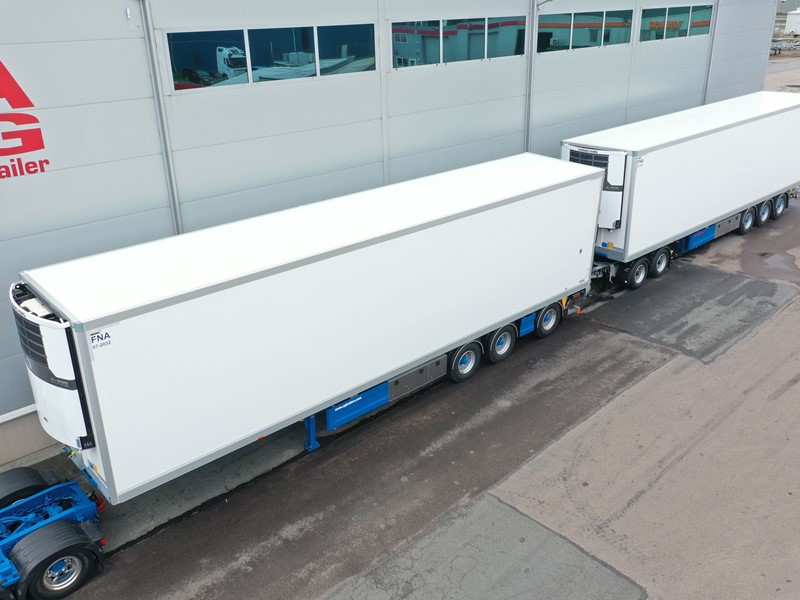 Frystrailer i 34.5m kombination kopplad till bil ovanifrån