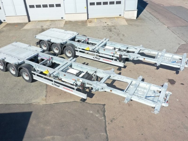 Containerchassin galvaniserade grå mot portar med genset