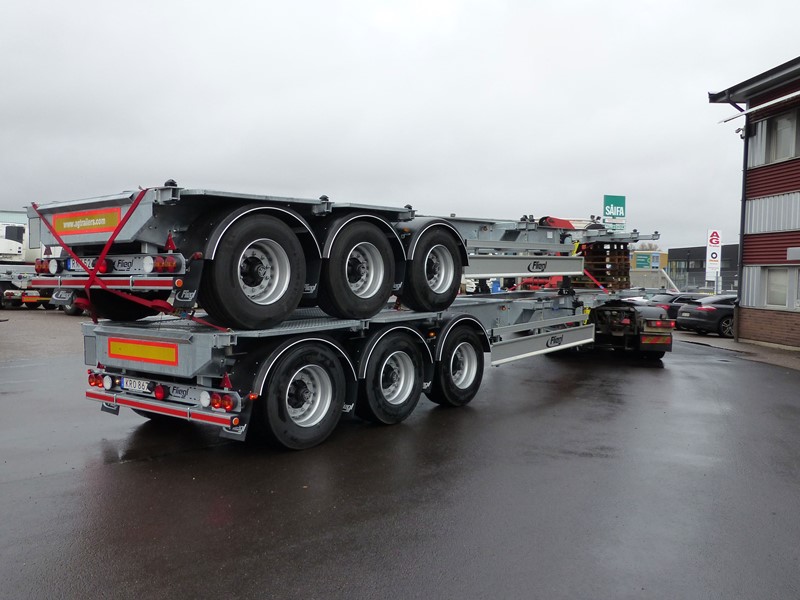 Standard containerchassi helgalvat stackade