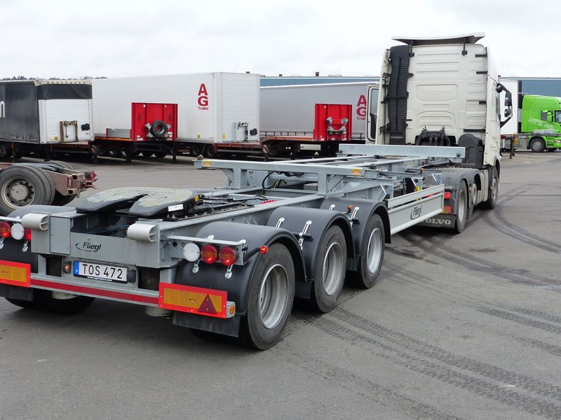 Treaxlad containerlink med skjutbar vändskiva helgalvad kopplad till bil