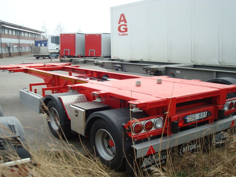 Containerlink för 20fots container och växelflak bak lackad