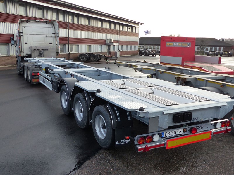 Containerchassi med spillkar och slangränna bakifrån