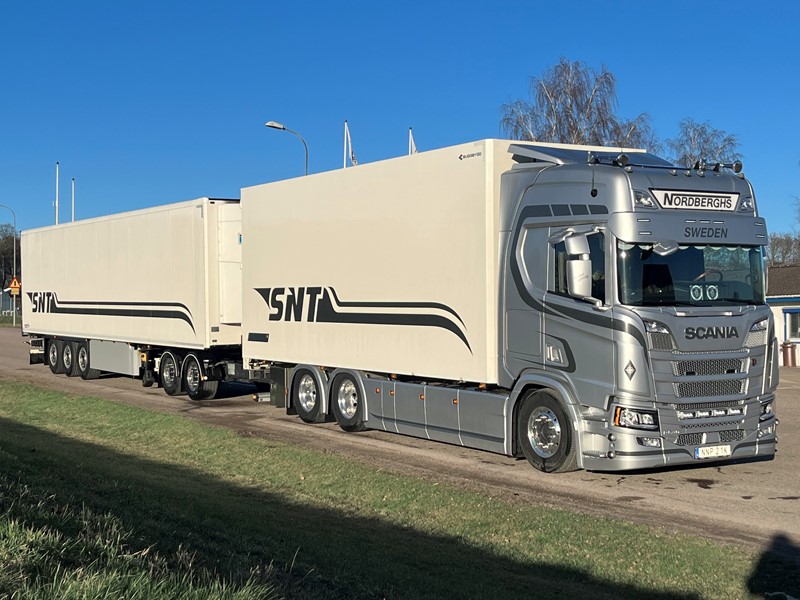 frystrailer med dolly bakom scania dragbil